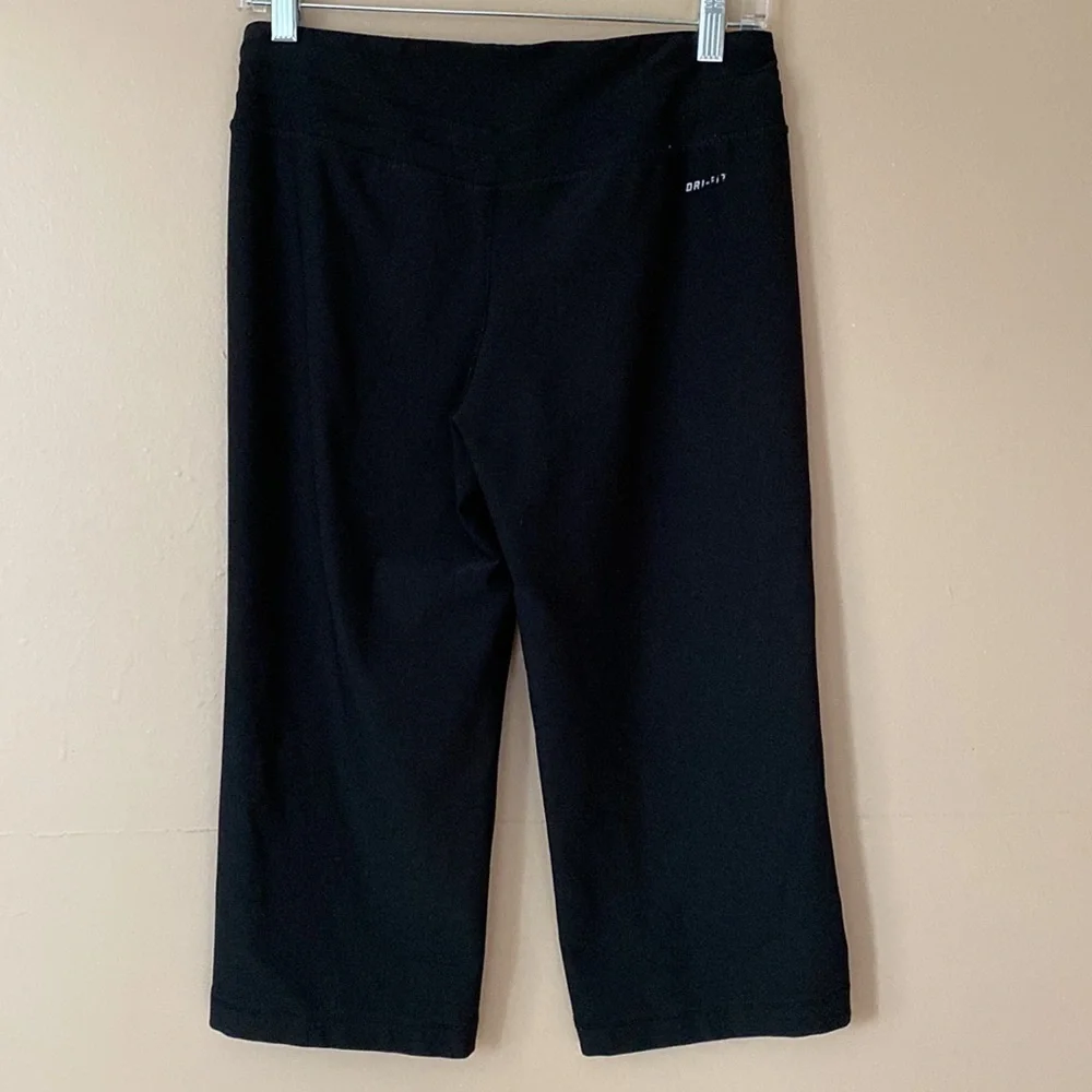 Nike capris. Inseam approximately 18/19”. Size S C